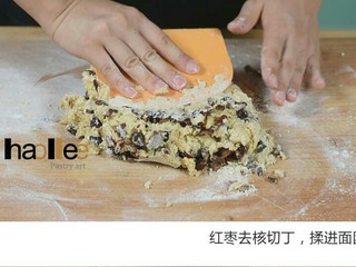 5、红枣司康,红枣去核切丁,揉进面团