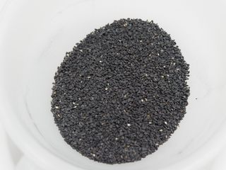 8、阿胶糕固元膏,黑芝麻如果是生的放锅中小火炒熟即可。