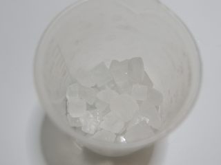 9、阿胶糕固元膏,冰糖敲成小块。