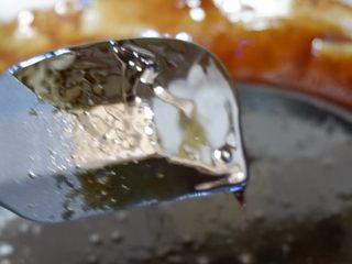 11、阿胶糕固元膏,小火熬至挂旗状，(木铲拿起阿胶糕呈倒三角状)一定要熬到挂旗状。