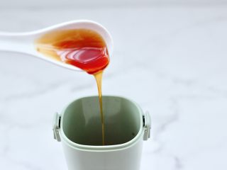 4、香蕉蔓越莓奶昔,这个时候倒入蜂蜜调味提甜。