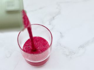 7、香蕉蔓越莓奶昔,榨好的汁倒入自己喜欢的杯子里。