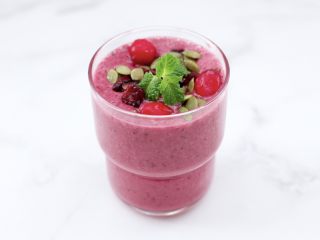 10、香蕉蔓越莓奶昔,再放上几款蔓越莓鲜果，用薄荷叶点缀一下。