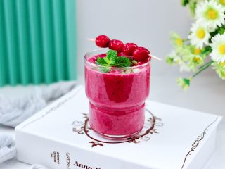 13、香蕉蔓越莓奶昔,营养丰富又健康养生。