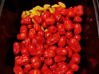 2、红枣花生葡萄干粽子,红枣和葡萄干，花生洗净备用