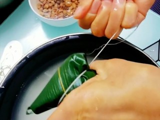 6、红枣花生葡萄干粽子,用线缠上三圈挤好