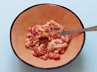 6、茼蒿肉末营养羹,把搅打好的猪肉泥放入一个大一点的碗里，放入花椒粉和适量的盐，料酒和鸡精调味后搅拌均匀。