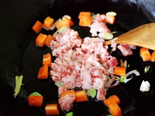 8、茼蒿肉末营养羹,这个时候加入猪肉馅。