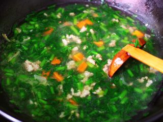 16、茼蒿肉末营养羹,大火继续煮沸。