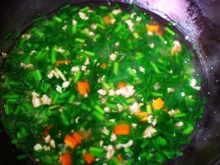 17、茼蒿肉末营养羹,看见汤汁浓稠时即可关火。