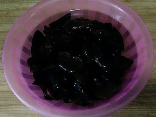 3、酸辣木耳拌藕片,待完全泡开后洗净备用