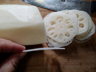 6、酸辣木耳拌藕片,莲藕去皮洗净后洗簿片