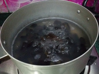 9、酸辣木耳拌藕片,接着放入木耳煮沸后捞出沥干