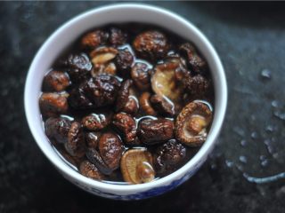 2、砂锅炖鸡,香菇泡发