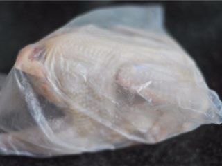 3、砂锅炖鸡,土鸡宰杀干净备用