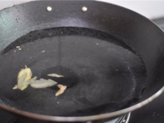 4、砂锅炖鸡,锅里倒入半锅水，放几片姜