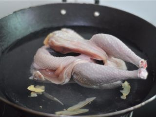 5、砂锅炖鸡,将鸡整只放进去