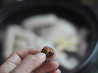 8、砂锅炖鸡,在泡发的香菇上打上十字花刀