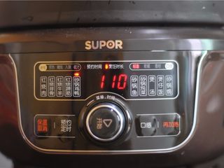 10、砂锅炖鸡,设置好自己需要的键，一个小时左右，鸡炖好了