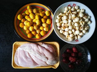 1、一碗汤#湘莲红枣板栗猪肚汤,准备主料如图。