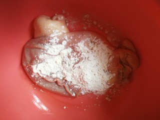 3、一碗汤#湘莲红枣板栗猪肚汤,再加入30克面粉再次搓洗冲水直到全部清洗干净为止，面粉可以很好地吸附猪肚上的脏东西。很多难洗的食物都可以加面粉来辅助清理。