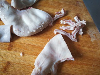 6、一碗汤#湘莲红枣板栗猪肚汤,猪肚用刀切小块。