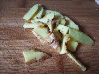 7、一碗汤#湘莲红枣板栗猪肚汤,生姜切片。