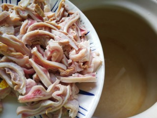 8、一碗汤#湘莲红枣板栗猪肚汤,砂锅倒入2/3锅冷水，将猪肚片加入。