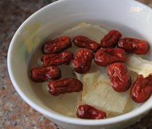 2、当归生姜红枣红糖茶,当归，红枣用水洗干净后，浸泡十五分钟。