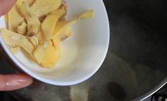 4、当归生姜红枣红糖茶,生姜洗净可去皮可不去，切片加入锅中。