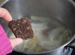 5、当归生姜红枣红糖茶,大火烧开后，转中火煮约二十分钟，加入适合自己甜度的红糖。