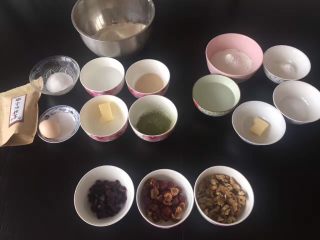 1、抹茶麻薯软欧,准备好所有材料