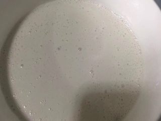 2、抹茶麻薯软欧,酵母放入温水中，静置5-10分钟