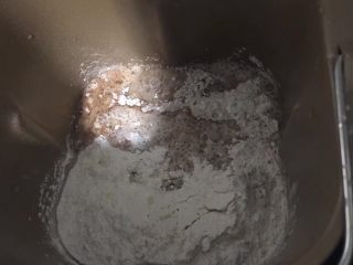 3、抹茶麻薯软欧,除开黄油所有面团材料放入面包机，启动揉面程序，揉到面团光滑后加入黄油继续揉面