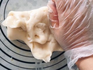 4、抹茶麻薯软欧,麻薯材料混合后放入锅中蒸15分钟，加入黄油揉至光滑