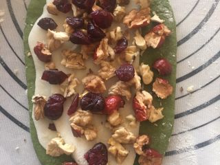 6、抹茶麻薯软欧,把面团，麻薯面团用擀面杖擀成橄榄形撒上坚果等