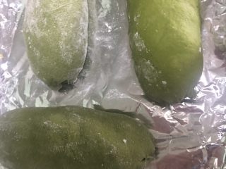 7、抹茶麻薯软欧,由下到上裹起来，两次边收口