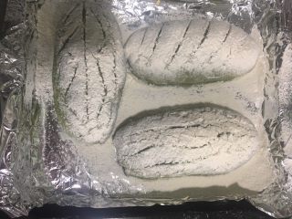 8、抹茶麻薯软欧,一次性发酵到面团两倍大，用面粉筛筛面粉，再用割刀把面包割出你想要的形状，继续发酵到2.5倍大小