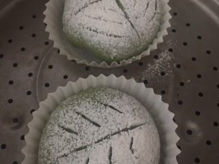 9、抹茶麻薯软欧,整形好的面团。剩下的面团做了两个小的圆面包