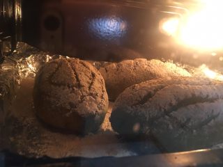 10、抹茶麻薯软欧,烤箱预热180度，上下火，25分钟左右出炉，中途观察面包表面上色情况，上色后可以盖上一层锡纸，防止表面上色过深