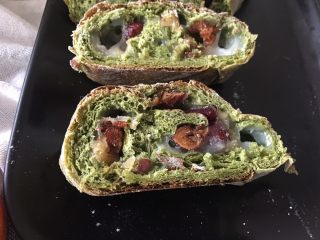 14、抹茶麻薯软欧,切开来，内部组织也很漂亮