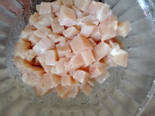 3、宫保鸡丁,鸡脯肉切丁。冲水洗净。用厨房吸水纸把水分吸干。