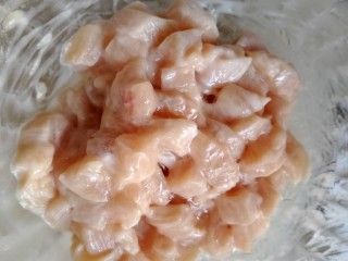 4、宫保鸡丁,鸡丁放入适量鸡精,白胡椒粉,浆下。手粘以后,放入蛋清。接的浆。浆好放入淀粉。抓下就好了。放在一边腌制十分钟。