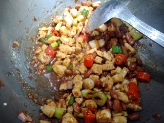 10、宫保鸡丁,最后放入花生米,勾芡出锅。