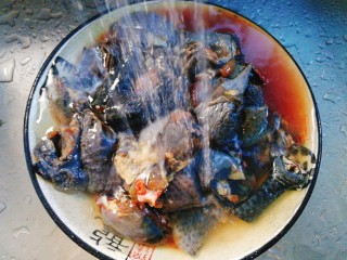 2、菌类料理+红枣榛蘑乌鸡汤,乌鸡斩小，冲洗干净