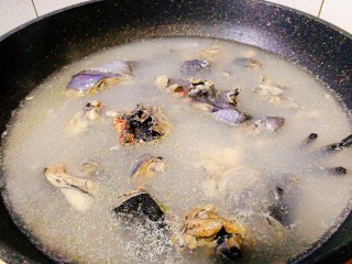 3、菌类料理+红枣榛蘑乌鸡汤,锅里放水，水开后放乌鸡块焯水