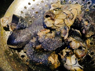 4、菌类料理+红枣榛蘑乌鸡汤,大火煮开1分钟即可捞出