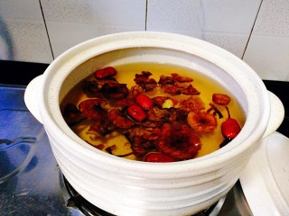 5、菌类料理+红枣榛蘑乌鸡汤,取一口砂锅，放入清水，乌鸡，红枣，姜片 适量的盐即可