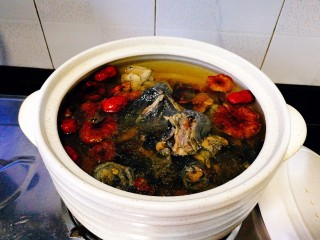 6、菌类料理+红枣榛蘑乌鸡汤,放入鸡块