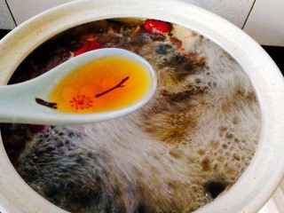 8、菌类料理+红枣榛蘑乌鸡汤,加了料酒，中小火煲20分钟左右